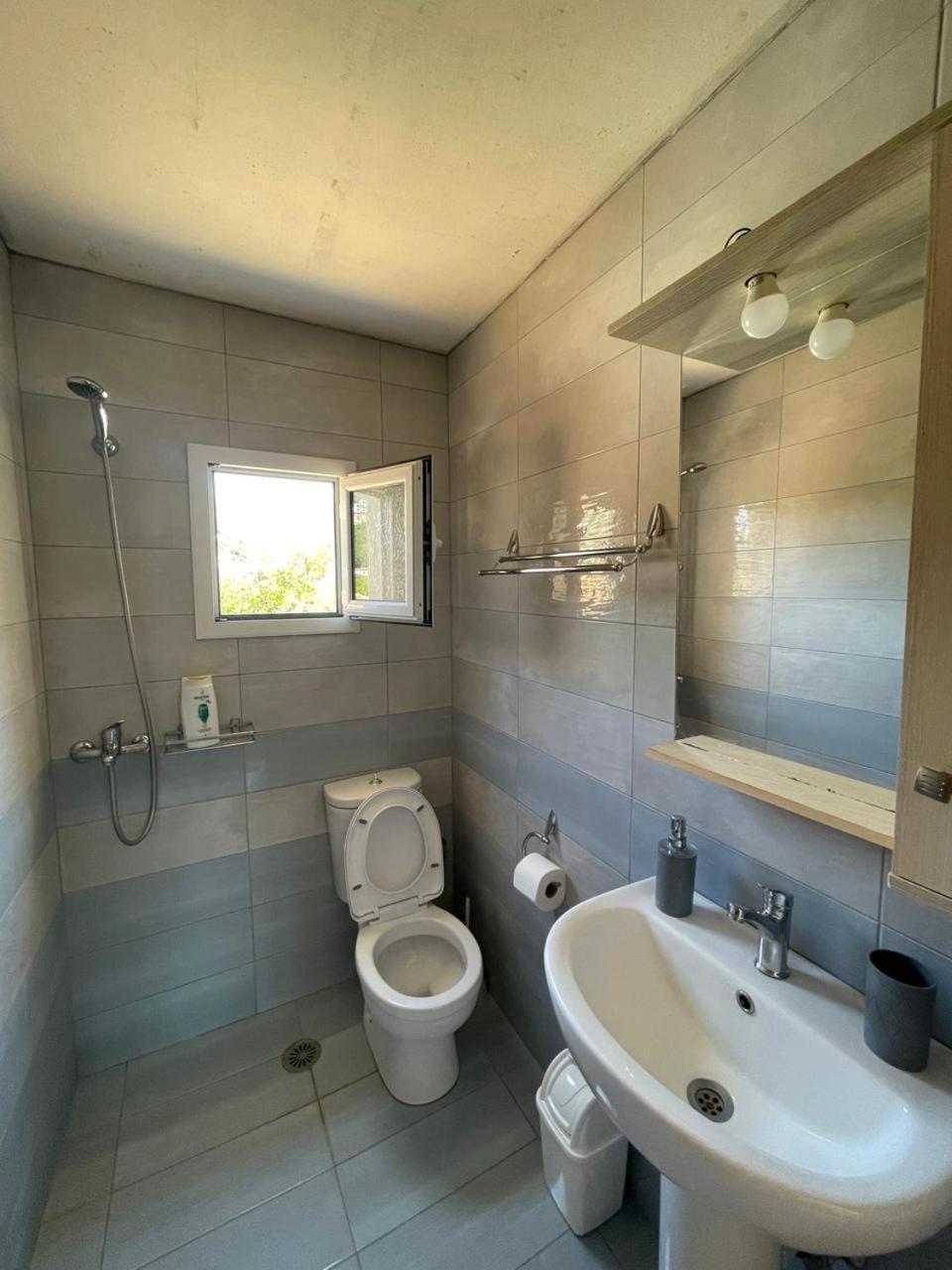 Gezos Apartment Himare Exterior photo